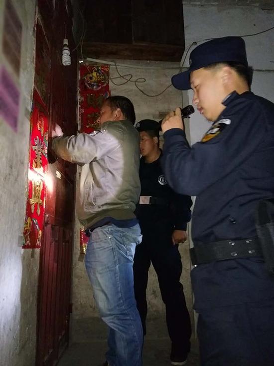 招堤粗心妈妈误将幼女锁家中 