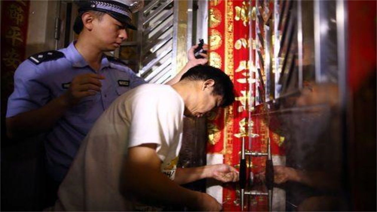 招堤请开锁师傅开了锁后，师傅